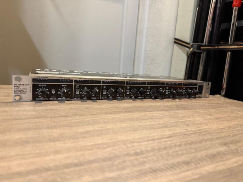 Behringer MX882