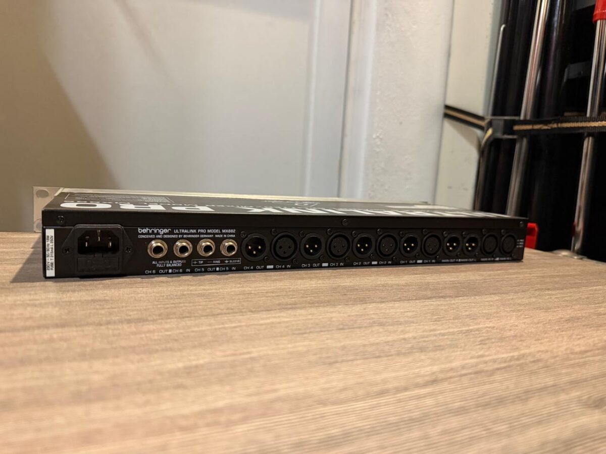 Behringer MX882 - 2