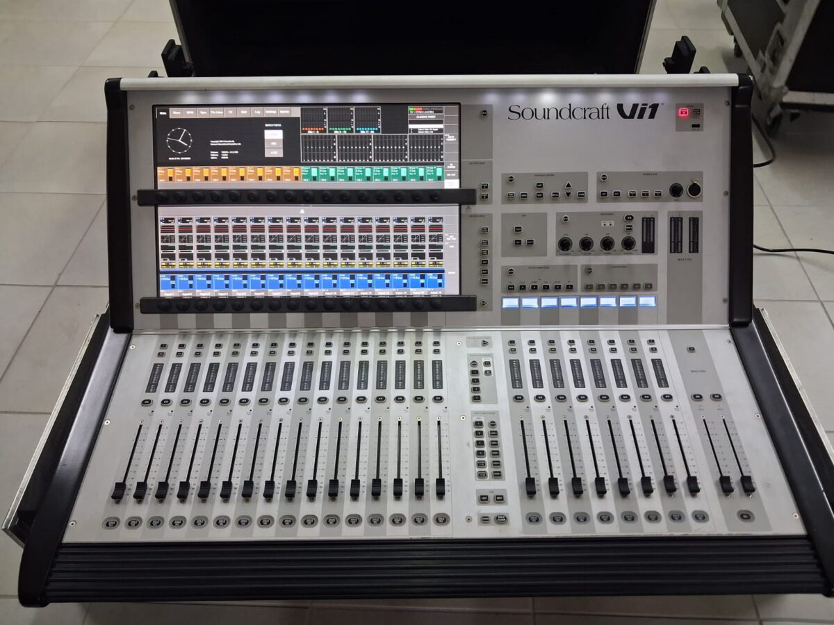 Soundcraft VI1 with stage box 64/32