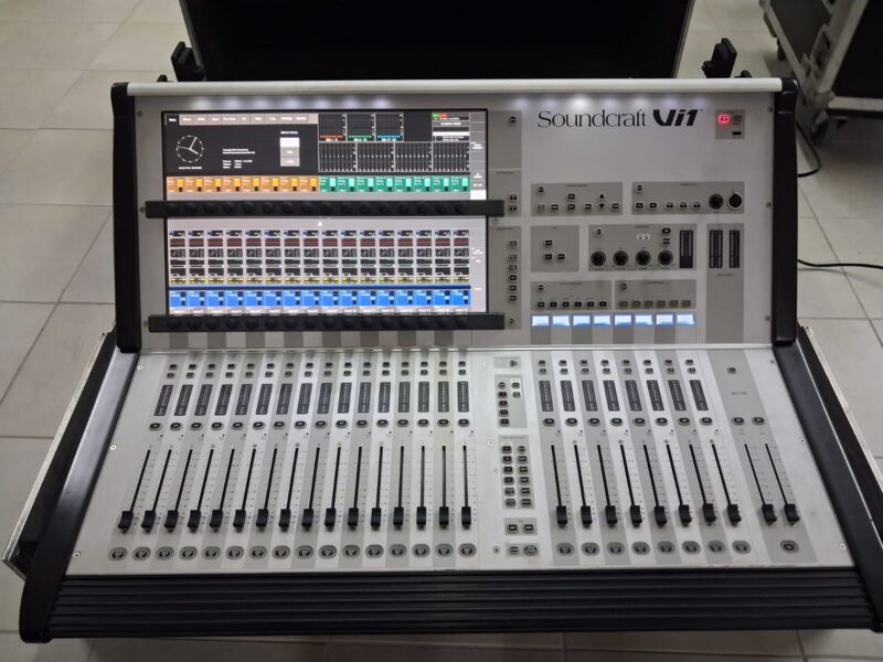 Soundcraft VI1 with stage box 64/32